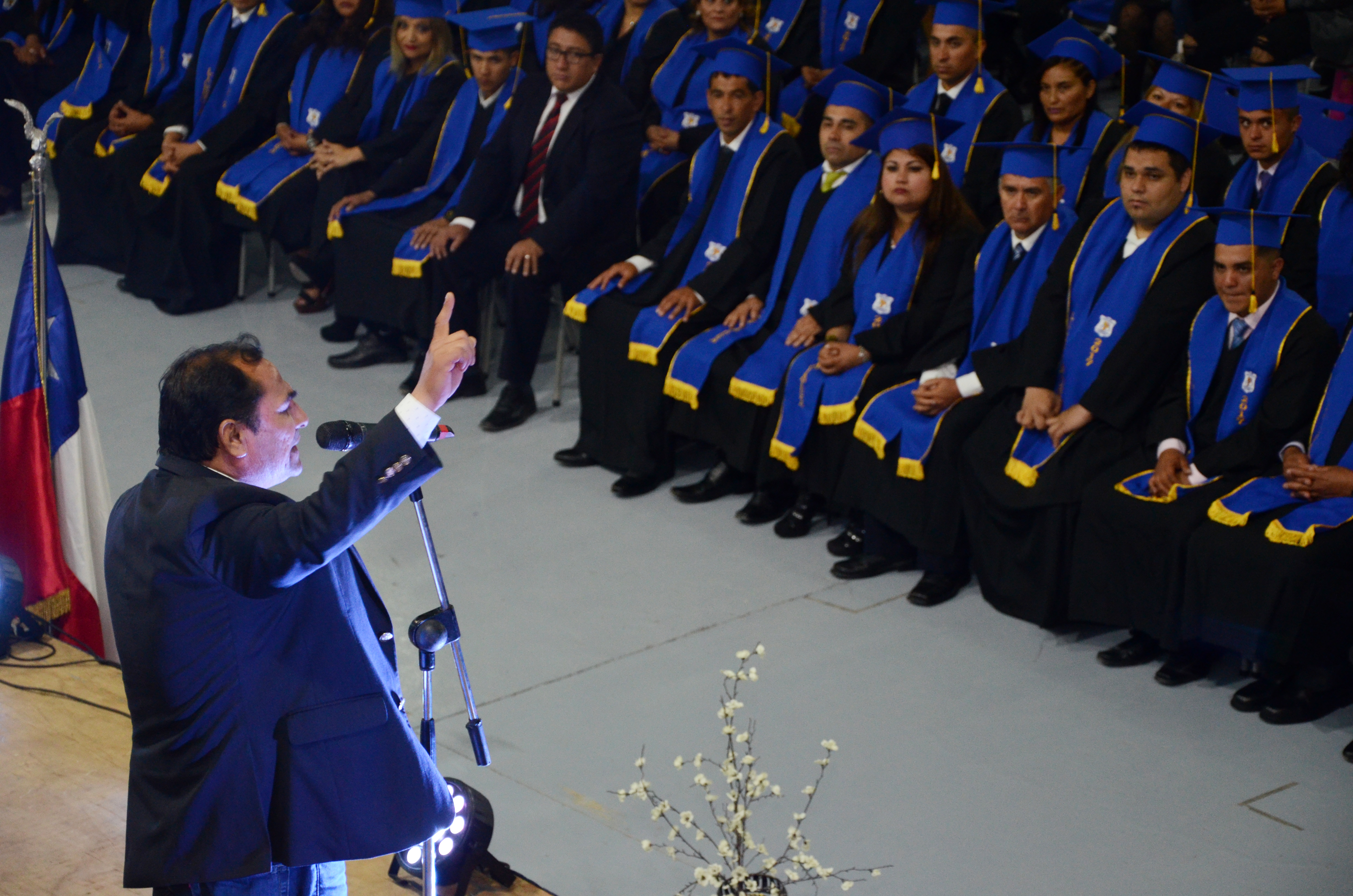 84 alumnos se graduaron como la primera generación de educación nocturna del colegio Simón Bolívar