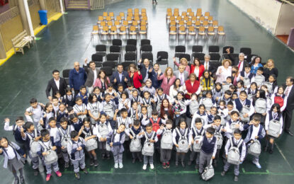 SLEP Iquique entrega kits de mochilas y útiles escolares