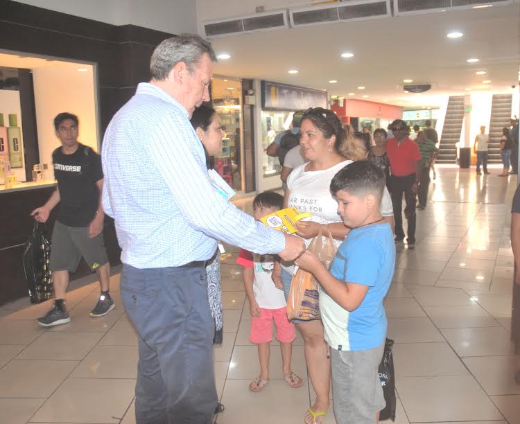 Turistas reciben información  del plan “Entre Todos Más Seguros”