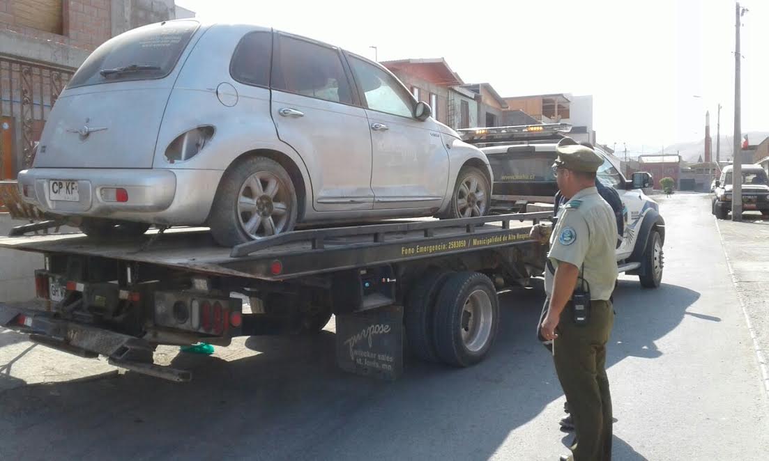 CARABINEROS Y MUNICIPIO DE ALTO HOSPICIO REALIZAN OPERATIVO PARA RETIRAR VEHÍCULOS ABANDONADOS