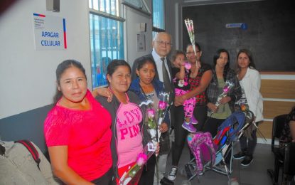 Mujeres migrantes recibieron  saludo del gobernador de iquique