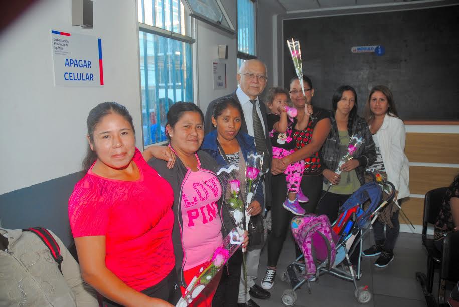 Mujeres migrantes recibieron  saludo del gobernador de iquique