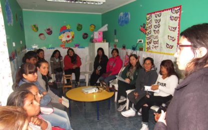 Apoderados del Jardín Brumitas participaron en taller de estandarización de colaciones