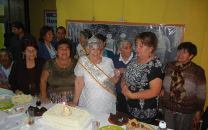 CORONACIÓN DE LA REINA Y CELEBRACIÓN DE CUMPLEAÑOS  EN CLUB DE ADULTO MAYOR “JUAN CALDERÓN”,  SECTOR DE LA PLAZA ARICA