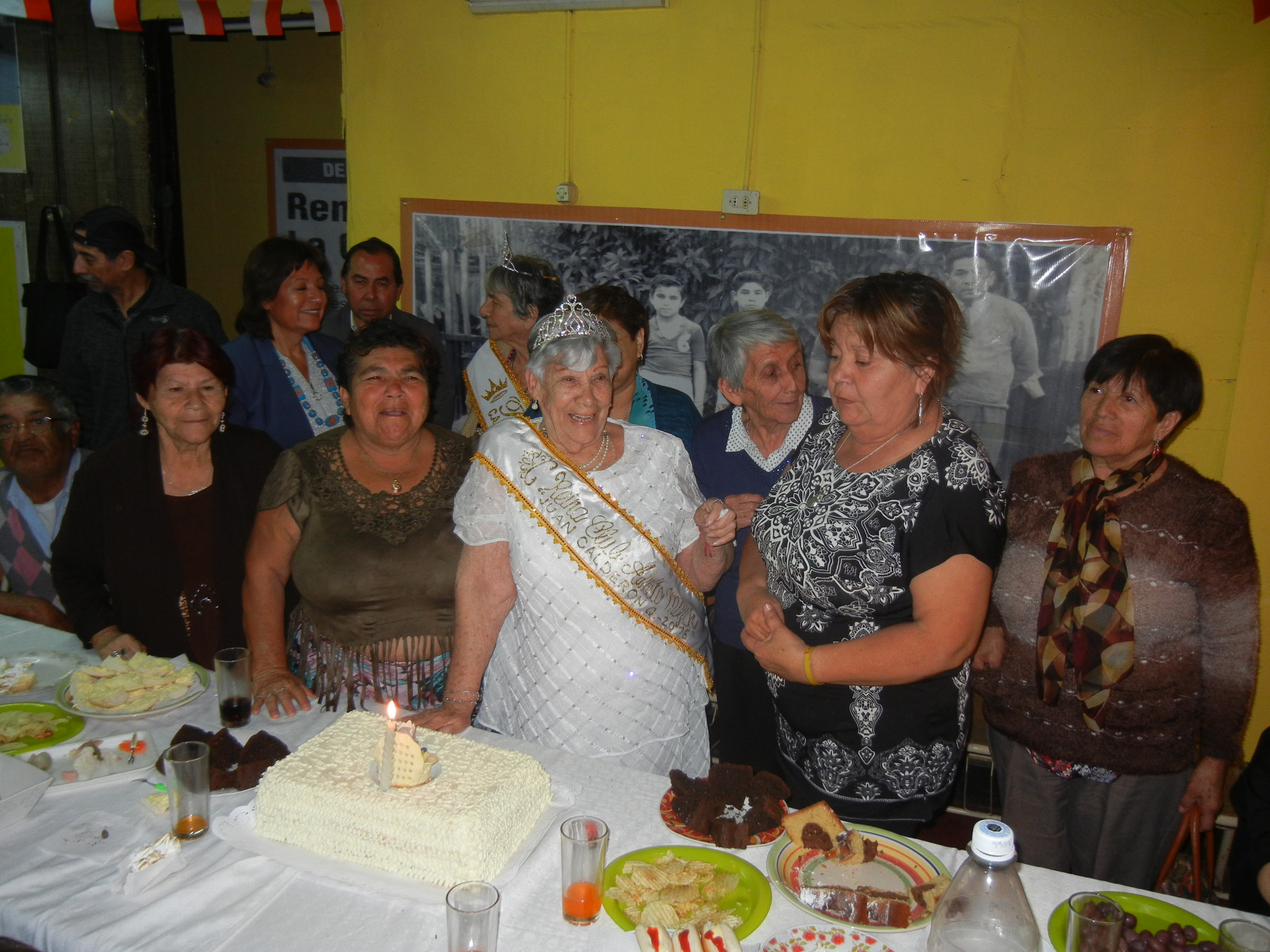 CORONACIÓN DE LA REINA Y CELEBRACIÓN DE CUMPLEAÑOS  EN CLUB DE ADULTO MAYOR “JUAN CALDERÓN”,  SECTOR DE LA PLAZA ARICA