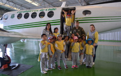 Niños de la escuela especial conocieron labor de la Sección Aérea de Carabineros