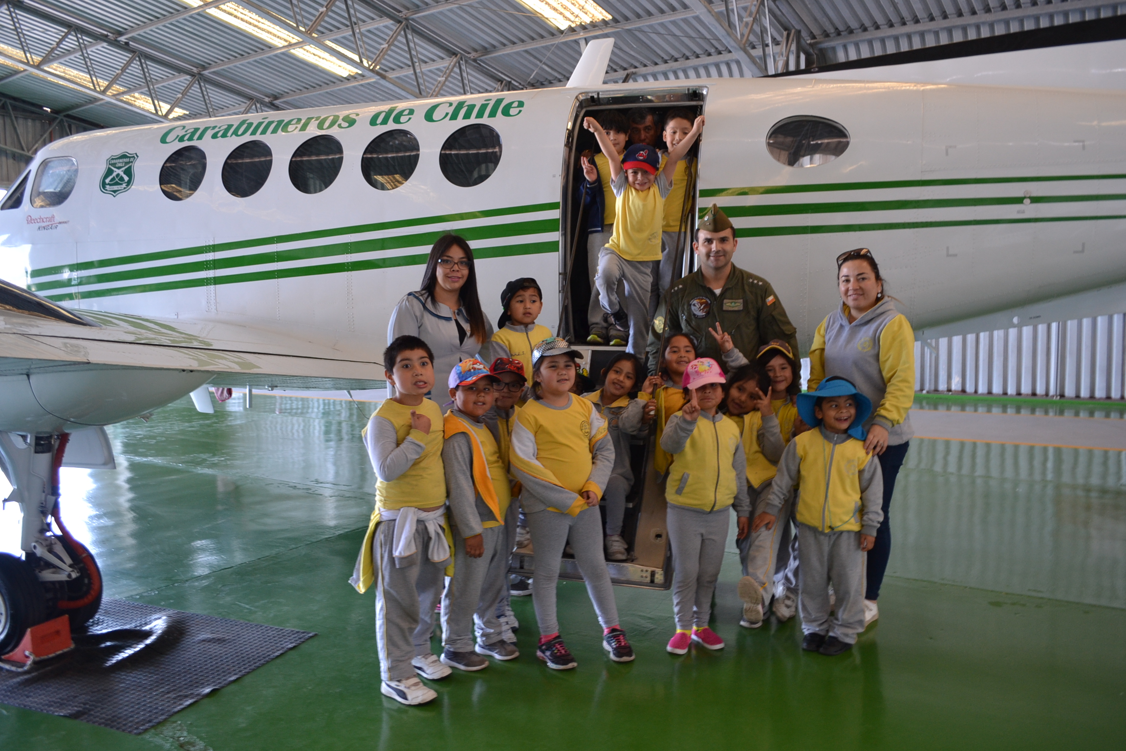 Niños de la escuela especial conocieron labor de la Sección Aérea de Carabineros