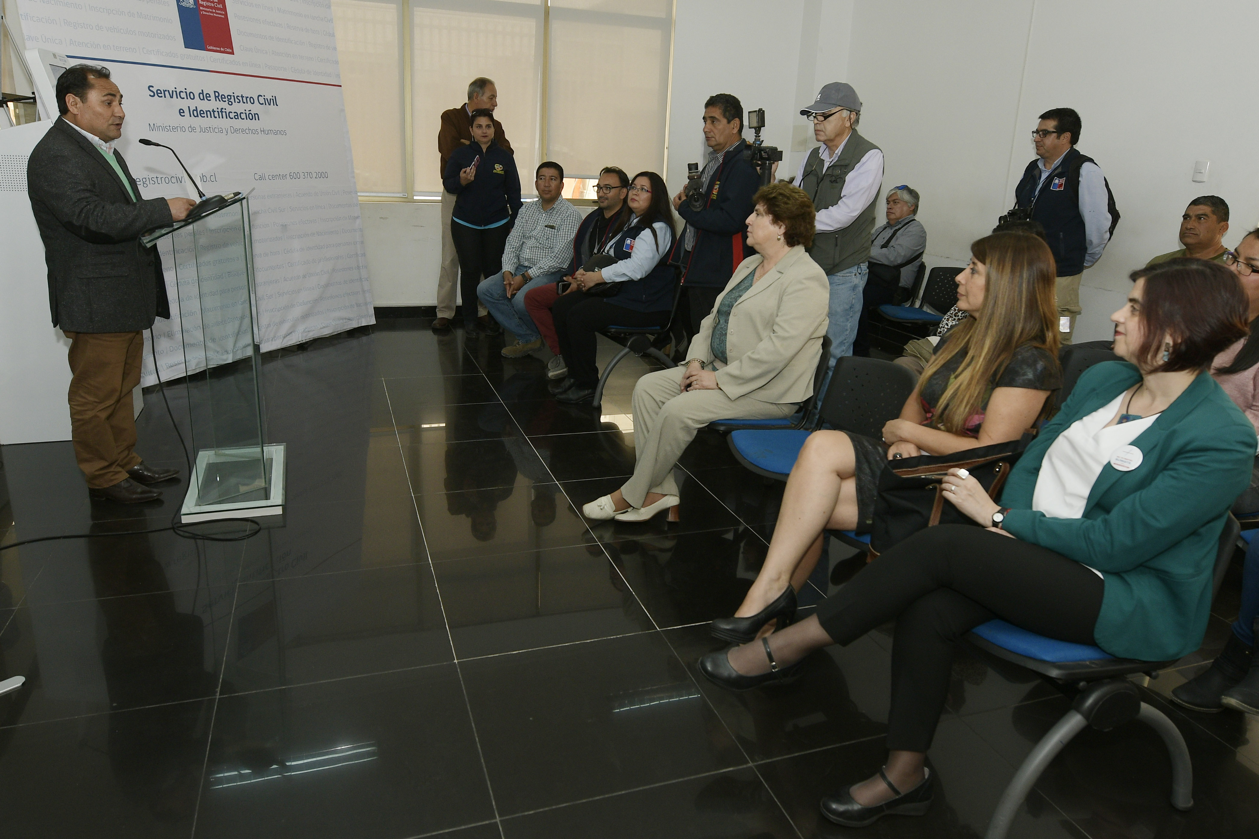 Instalan Tótem de autoatención del Registro Civil en la Municipalidad de Alto Hospicio