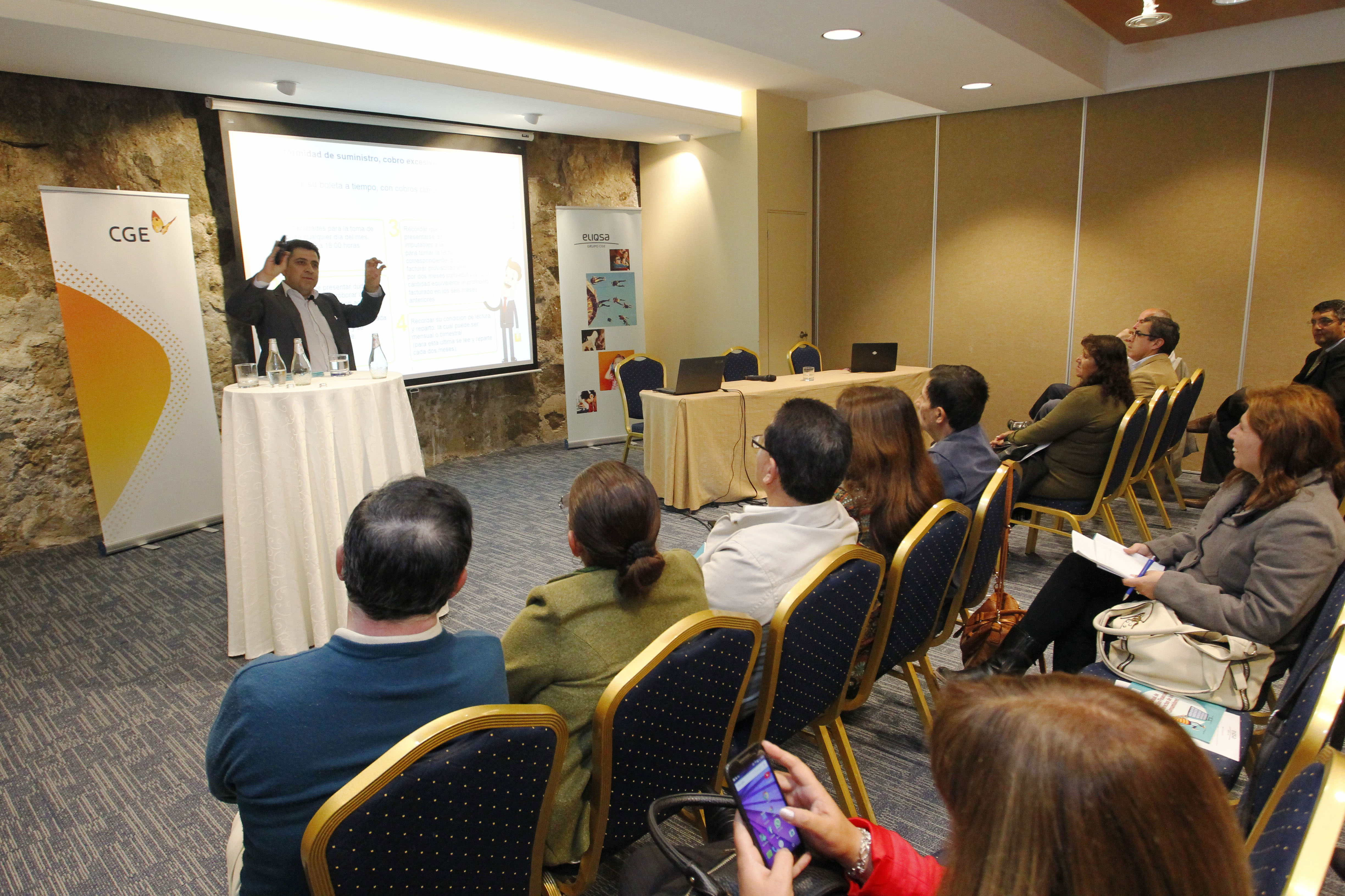 Vecinos de Iquique y Alto Hospicio participaron en taller sobre derechos y deberes de los clientes organizado por Eliqsa y Conadecus