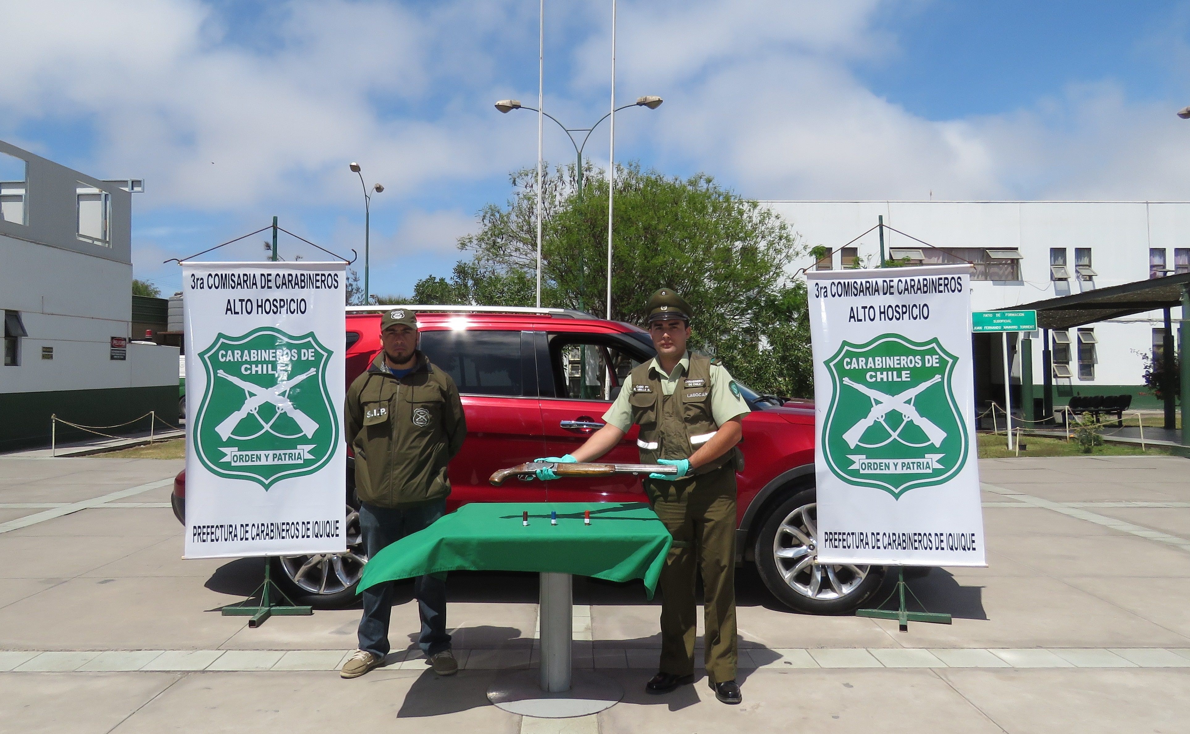 DETIENEN A SUJETOS POR RECEPTACIÓN VEHÍCULO ROBADO Y TENENCIA ARMA DE FUEGO Y MUNICIÓN