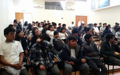 60 alumnos as de Huara en charla sobre  prevención de la violencia en el pololeo