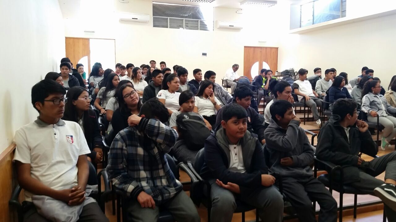 60 alumnos as de Huara en charla sobre  prevención de la violencia en el pololeo