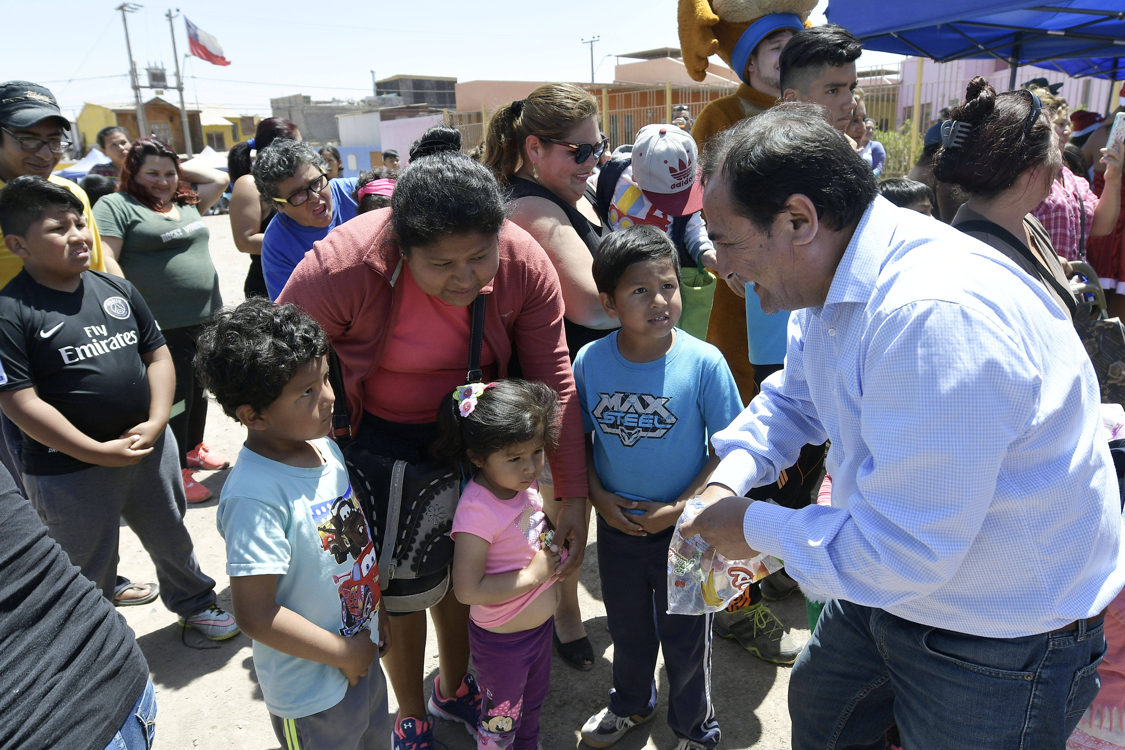 Con la entrega de regalos en 11 juntas vecinales partió Caravana del Viejito Pascuero en Alto Hospicio