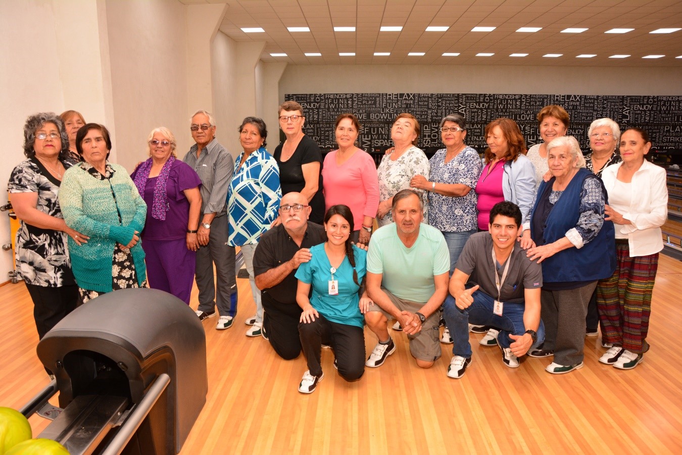 Adultos mayores de Alto Hospicio compartieron un grato momento jugando Bowling