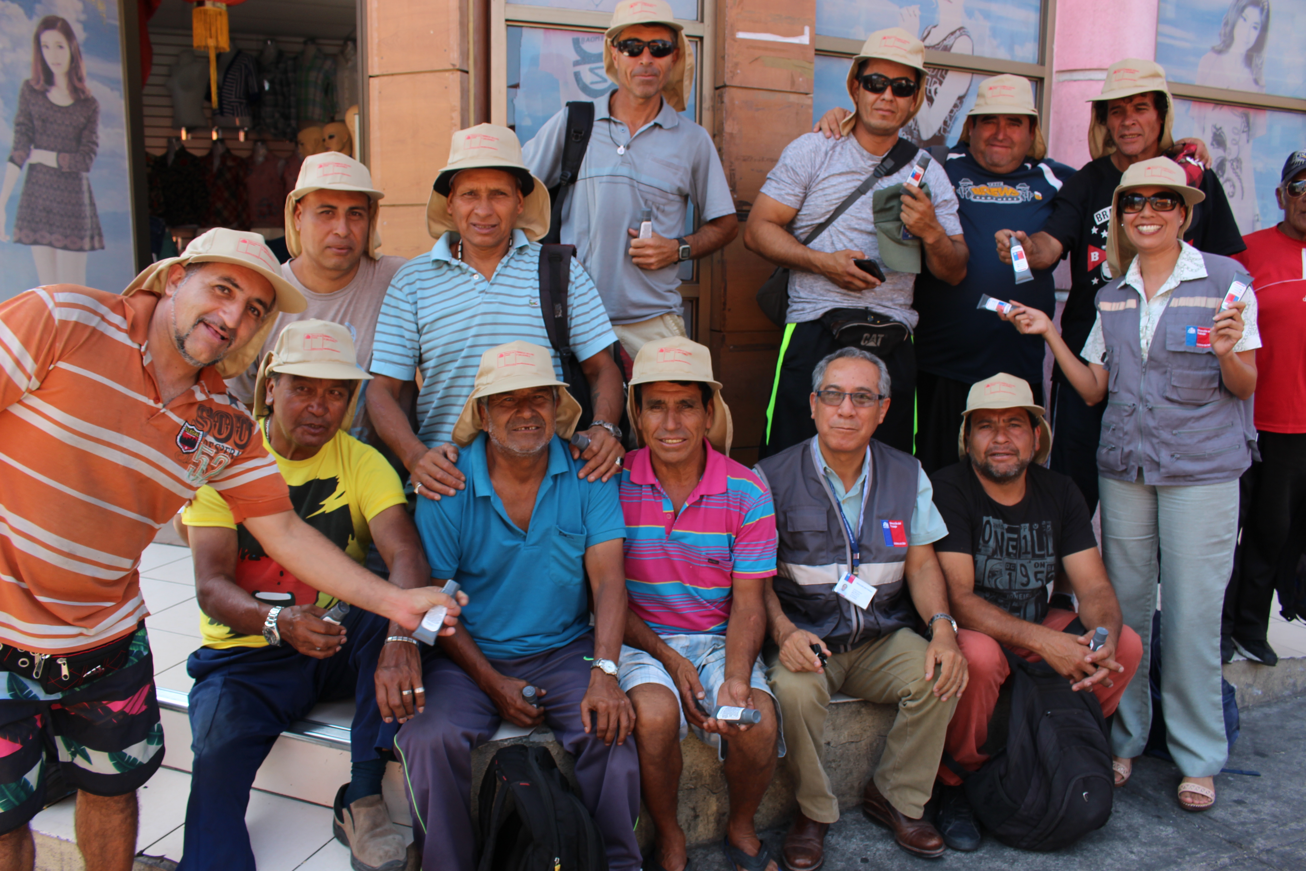 Dirección regional del Trabajo entregó medidas de protección solar a cargadores de Zona Franca Iquique