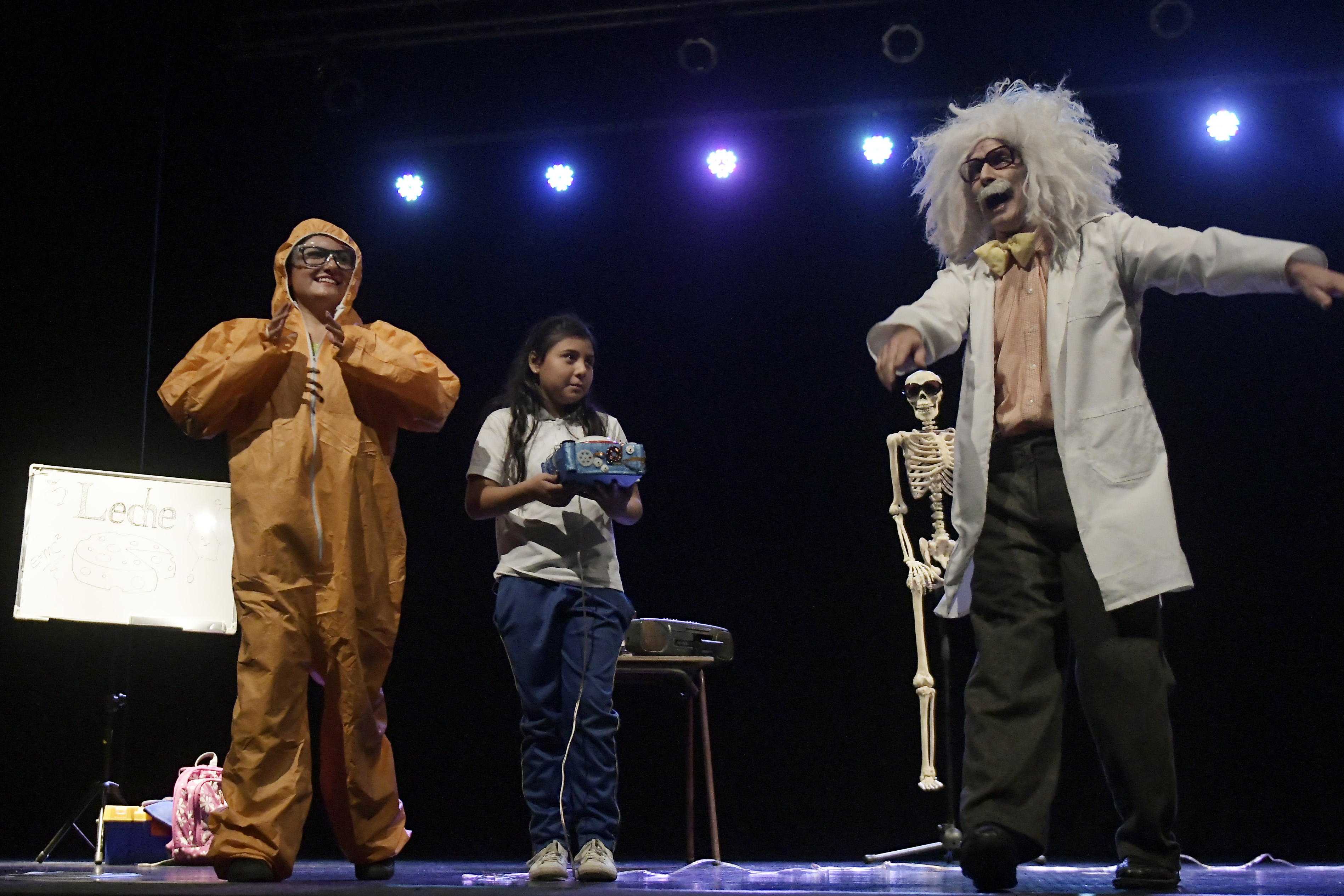 Estudiantes presenciaron la obra de teatro “Piña Albahaca, una aventura saludable”