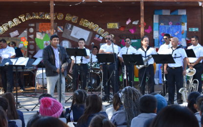 MÚSICOS NAVALES CAUTIVARON CON SUS SONES  A LA COMUNIDAD ESCOLAR DEL LICEO HUARA