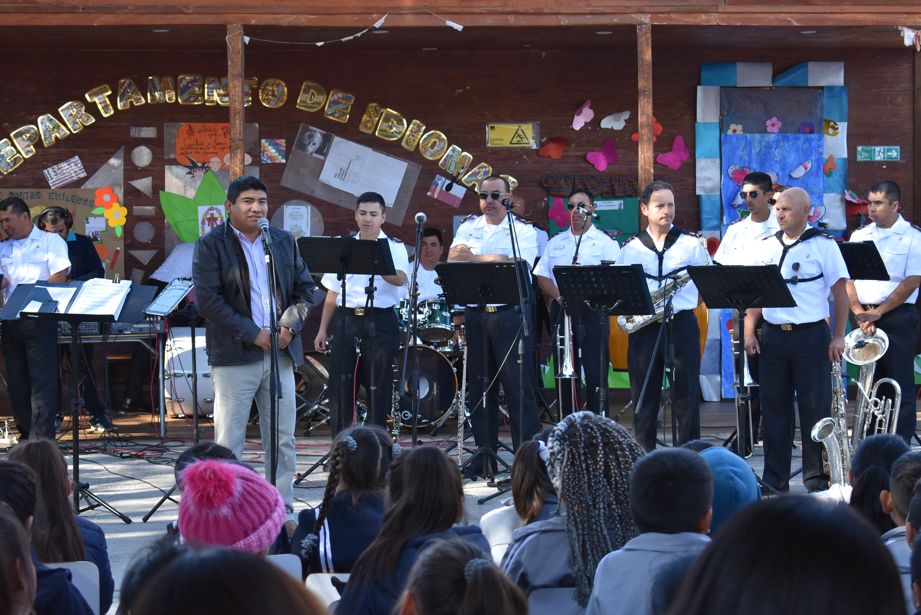 MÚSICOS NAVALES CAUTIVARON CON SUS SONES  A LA COMUNIDAD ESCOLAR DEL LICEO HUARA