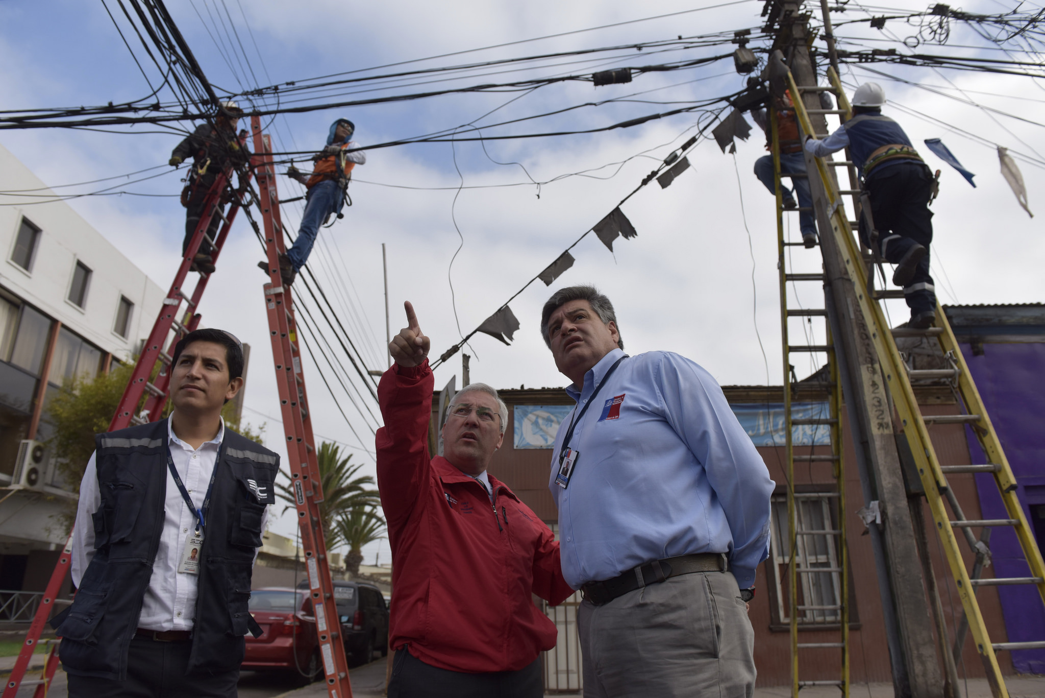 ESTE MIÉRCOLES CALLE PEDRO LAGOS ENTRE WILSON Y SERRANO ESTARÁ CERRADA AL TRÁNSITO POR OBRAS DE RETIRO DE CABLES EN DESUSO EN EL MORRO