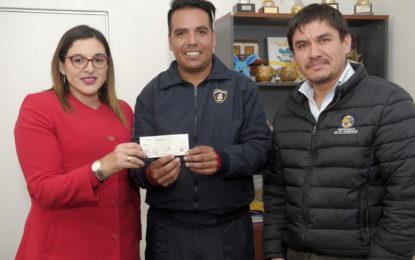 Municipalidad de Alto Hospicio entrega cheque por subvención a Cuerpo de bomberos Huantajaya