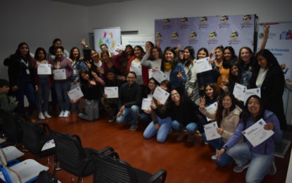 Jóvenes participaron en taller de Lengua de Señas de INJUV en Alto Hospicio   