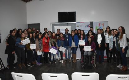 30 jóvenes de Alto Hospicio se certificaron en lengua de señas en taller realizado por INJUV