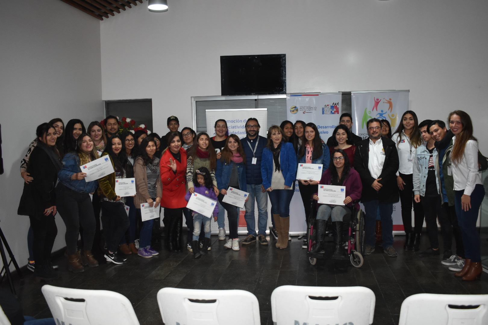 30 jóvenes de Alto Hospicio se certificaron en lengua de señas en taller realizado por INJUV