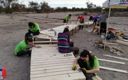 Jóvenes construyeron accesos y senderos inclusivos en la Reserva Pampa del Tamarugal   