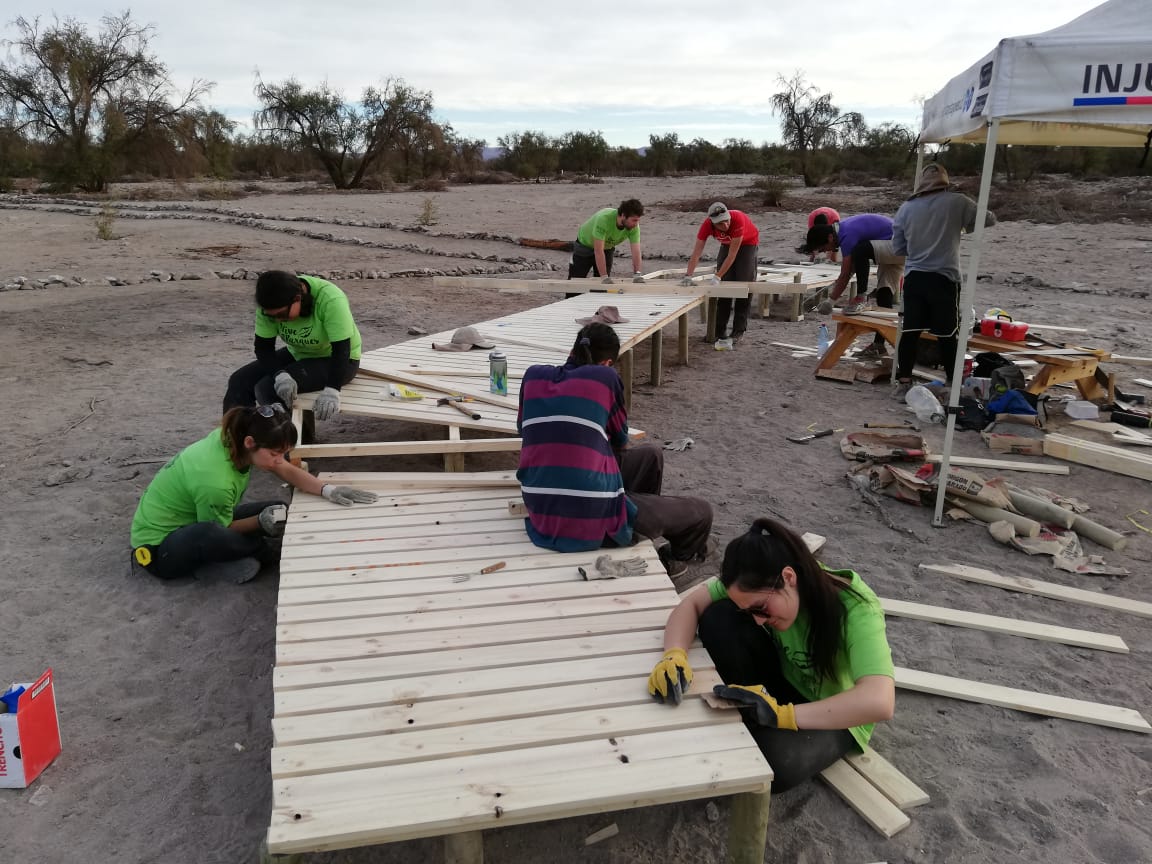 Jóvenes construyeron accesos y senderos inclusivos en la Reserva Pampa del Tamarugal   