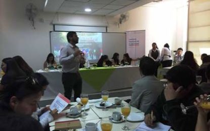 Jóvenes conversan con autoridades sobre sus derechos laborales en Desayuno Público