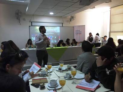 Jóvenes conversan con autoridades sobre sus derechos laborales en Desayuno Público