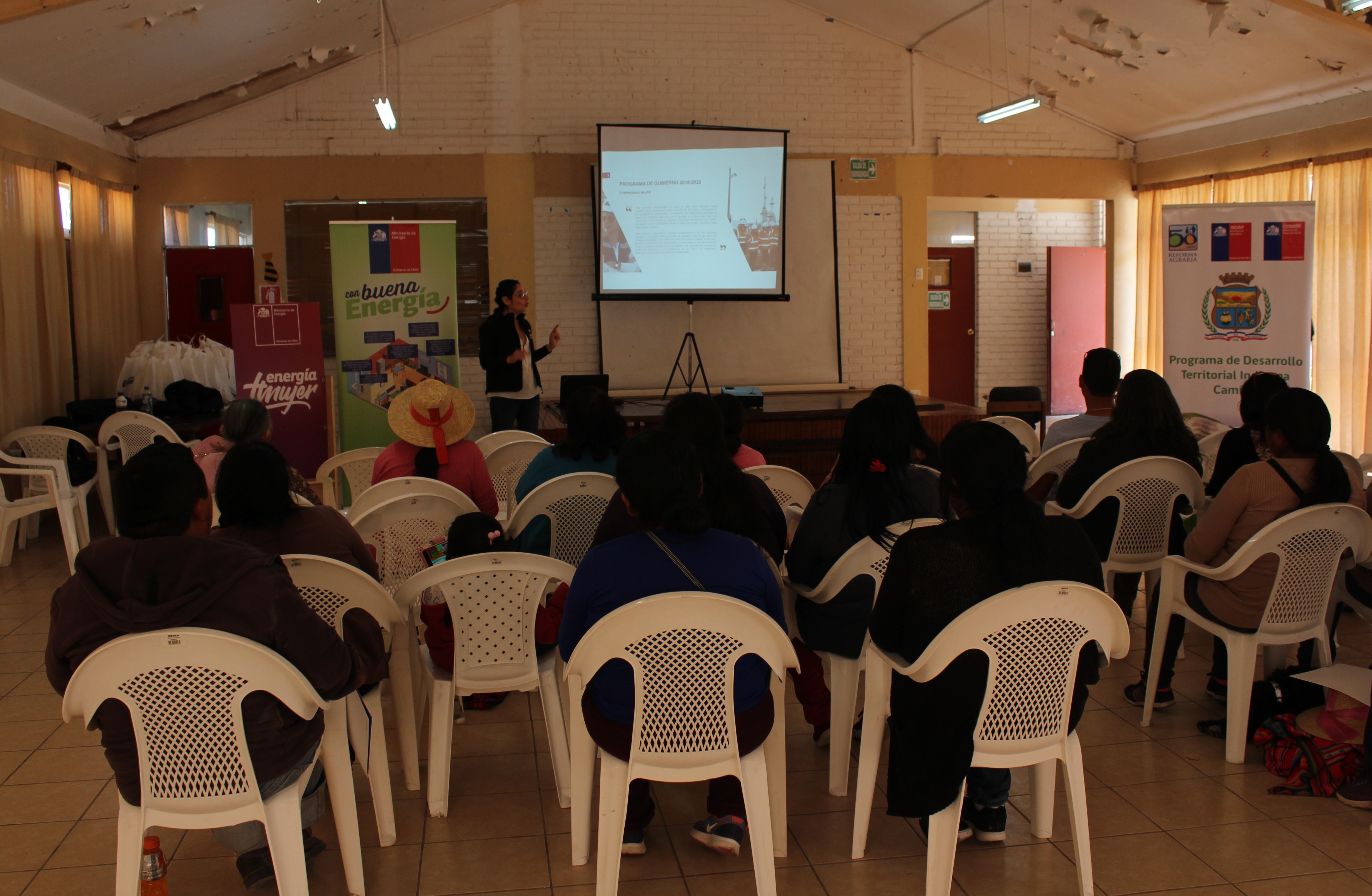 Mujeres de Camiña reciben capacitación de Energía