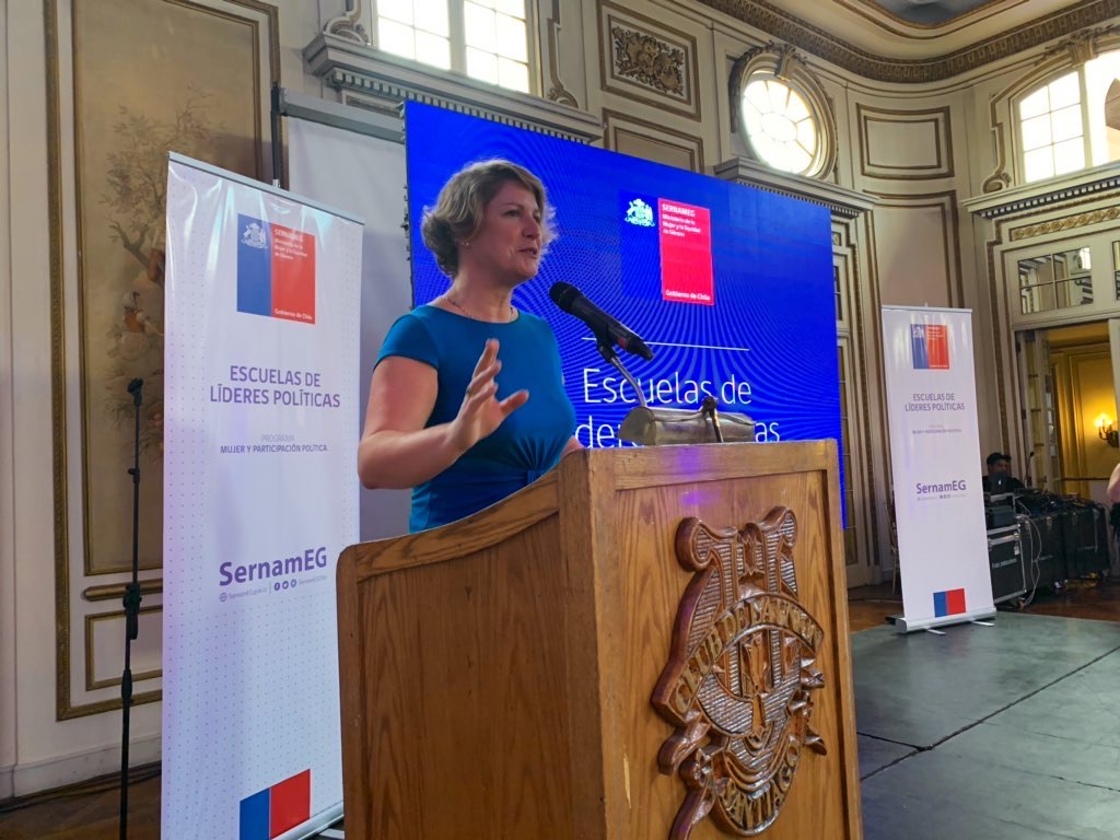 Mujeres de todo Chile certificadas luego de participar en Escuelas de Líderes Políticas de SernamEG