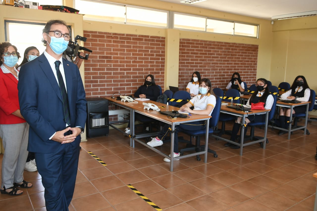 MINISTRO FIGUEROA VISITA COLEGIO TÉCNICO DE MUJERES EN EL DÍA INTERNACIONAL DE LA MUJER