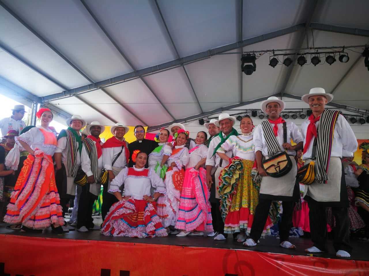 Desde Colombia nos acompañará Colectivo cultural  Raices Tradicion de la ciudad de Antioquia.