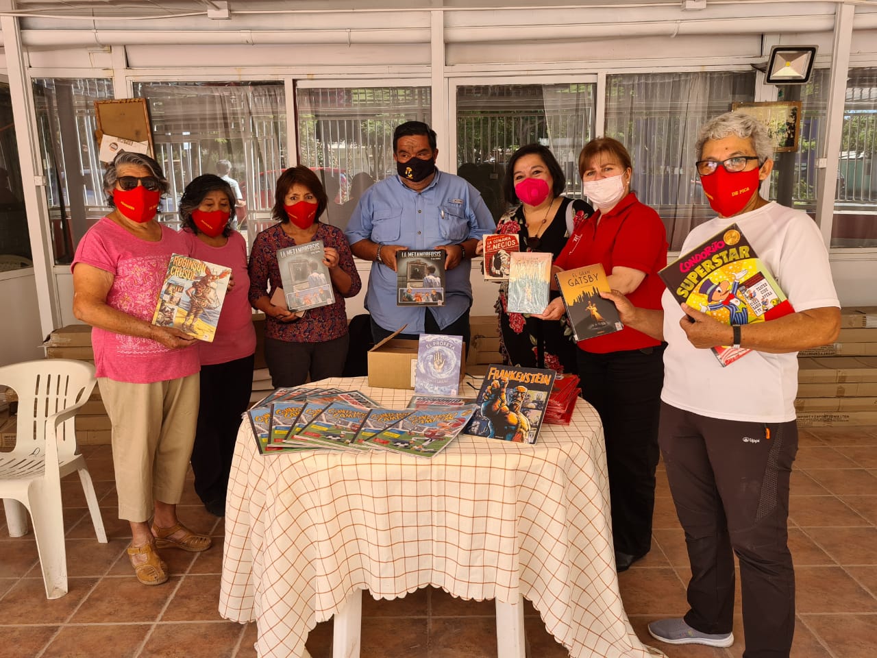 DONAN LIBROS Y CUADERNOS PEDAGÓGICOS EN CUATRO COMUNAS DEL TAMARUGAL