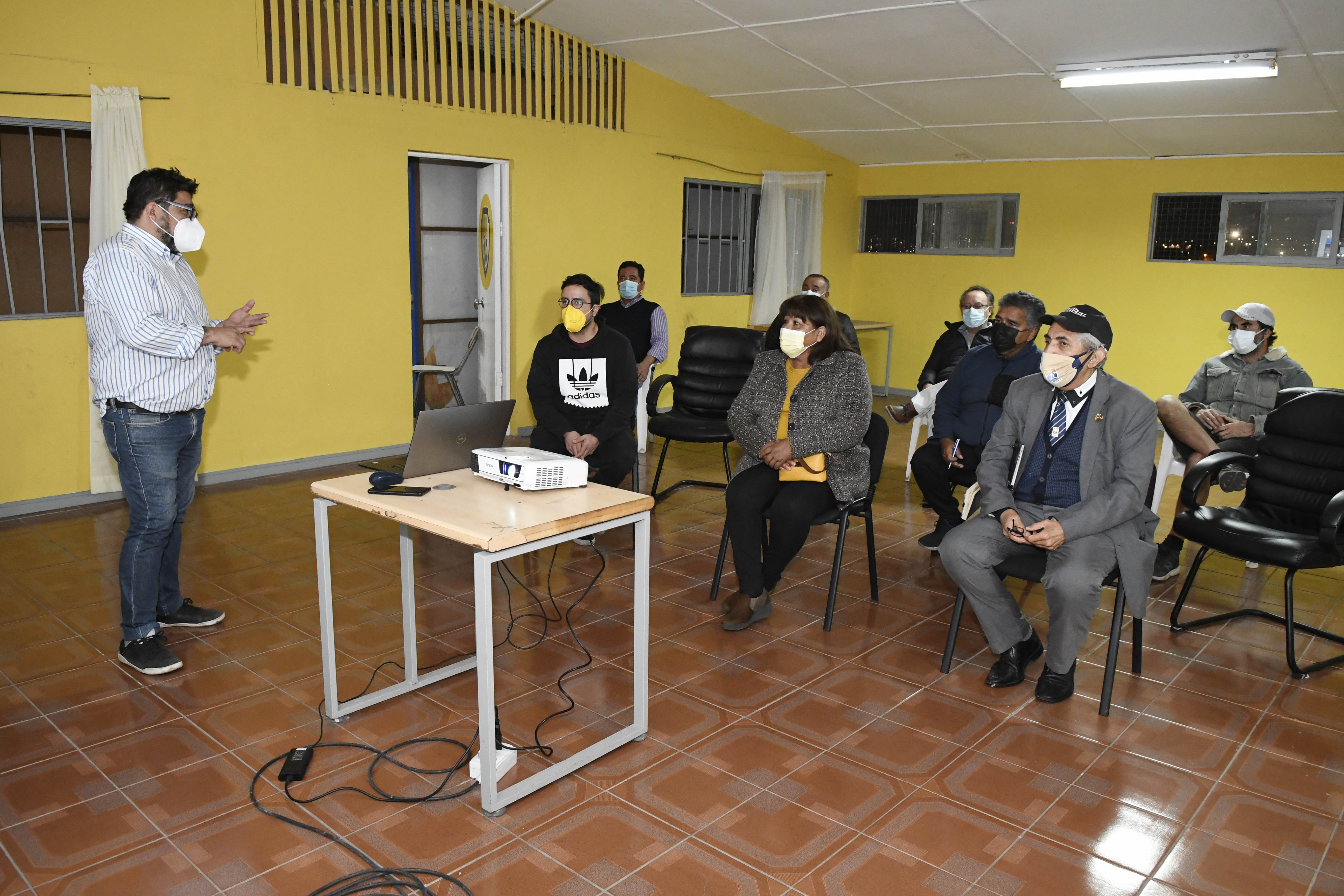 COMISION DE DEPORTES DEL CORE TARAPACA SE REUNIO EN TERRENO, CON DIRECTIVA DE LOS VIEJOS CRACKS, PARA ANALIZAR PROYECTO DE PRE-DISEÑO DE LA REMODELACION DEL COMPLEJO DEPORTIVO “HERNAN VILLANUEVA”