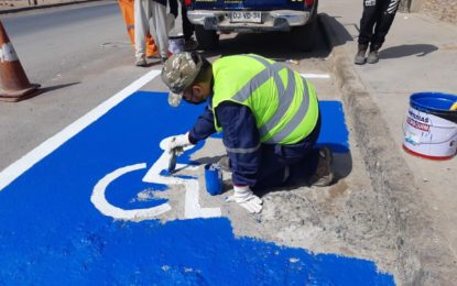 El departamento de tránsito de la Municipalidad de Alto Hospicio demarca espacios para discapacitados