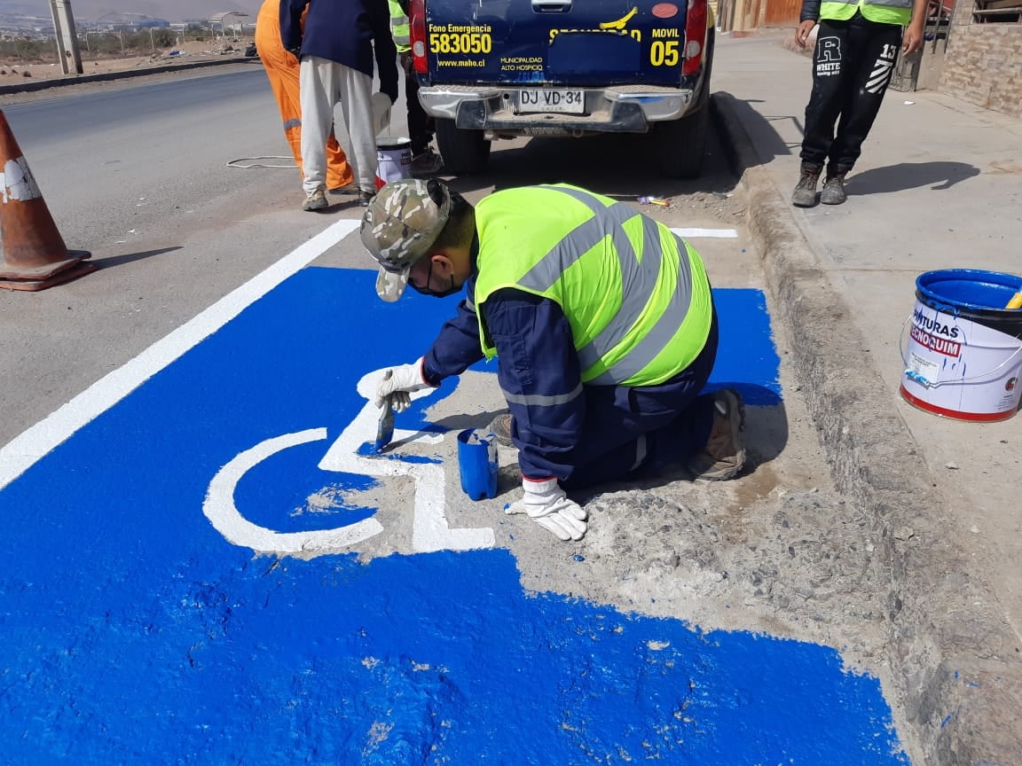 El departamento de tránsito de la Municipalidad de Alto Hospicio demarca espacios para discapacitados