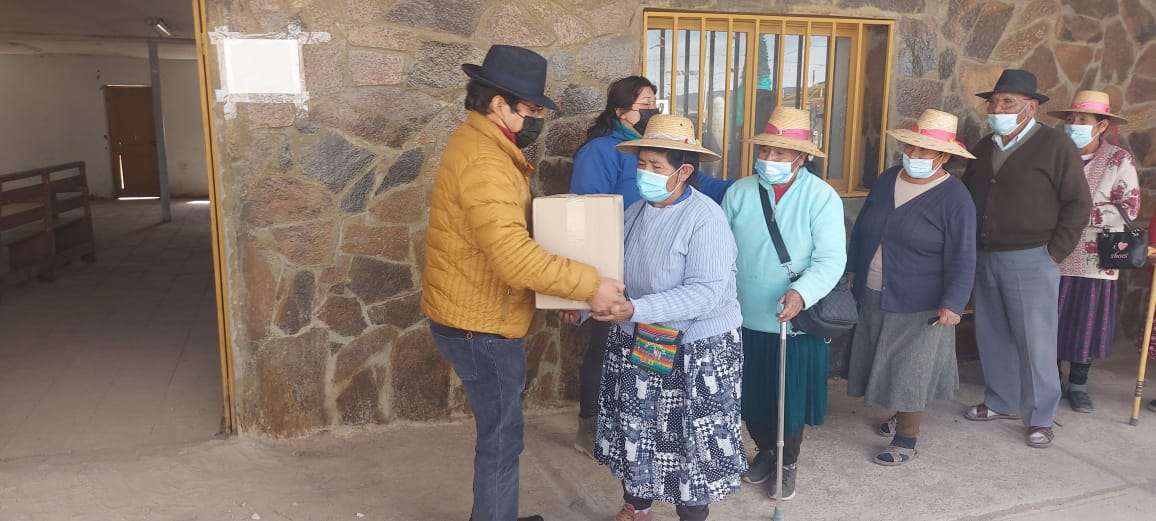 Municipio de Colchane entrega alimentos a adultos mayores de la comuna