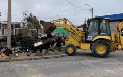 Municipalidad de Alto Hospicio dispone maquinarias para retiro de escombros