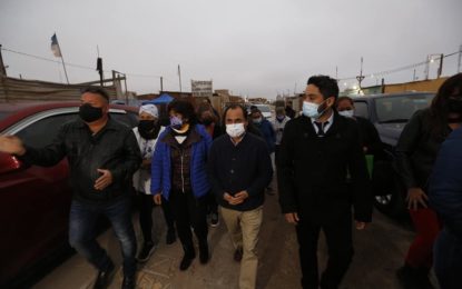 Alcalde Ferreira junto a la Presidenta del senado Yasna Provoste y el Gobernador Regional visitan Toma del sector de La Pampa