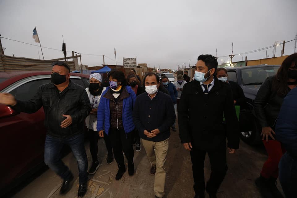 Alcalde Ferreira junto a la Presidenta del senado Yasna Provoste y el Gobernador Regional visitan Toma del sector de La Pampa