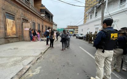 FISCALIZACIÓN DE CIUDADANOS EXTRANJEROS EN CALLE TARAPACÁ, COMUNA DE IQUIQUE.