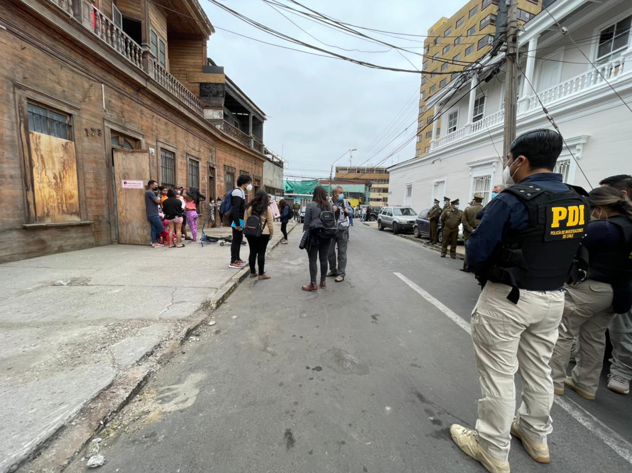 FISCALIZACIÓN DE CIUDADANOS EXTRANJEROS EN CALLE TARAPACÁ, COMUNA DE IQUIQUE.