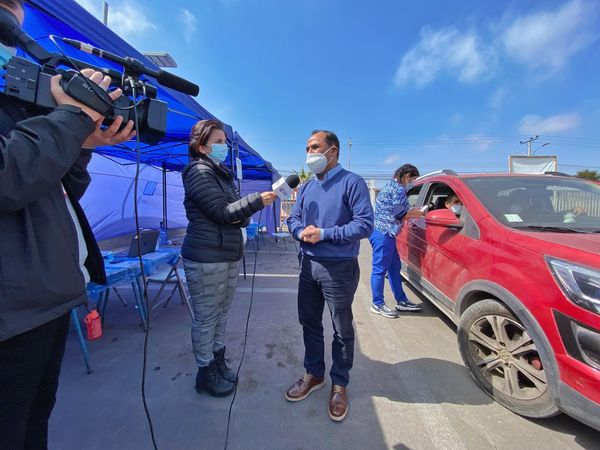 Vacunación contra el COVID-19 sobre ruedas en estacionamiento de Placa Bancaria