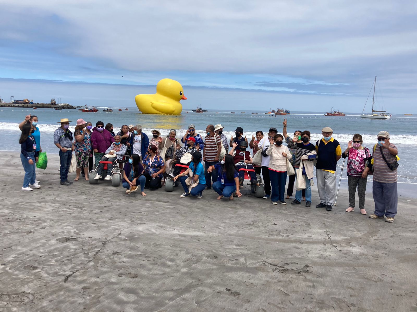 Adultos Mayores de Pozo Almonte visitaron al Pato de Hule