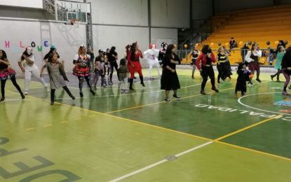 La magia de disfraces y la música le dieron vida al evento de Zumba Halloween en Pozo Almonte