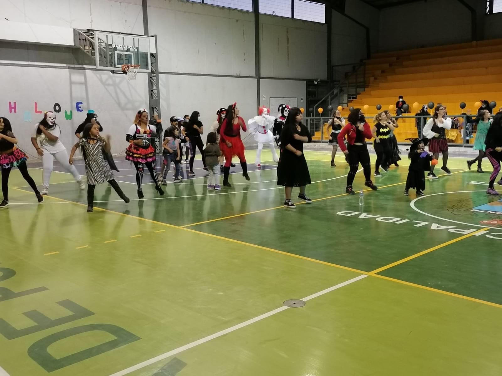 La magia de disfraces y la música le dieron vida al evento de Zumba Halloween en Pozo Almonte