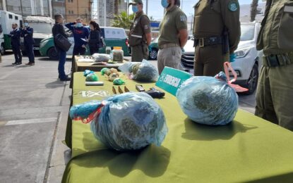 Se incautaron casi 8 kilos de drogas y dos armas de fuego, además de municiones y dinero en efectivo.